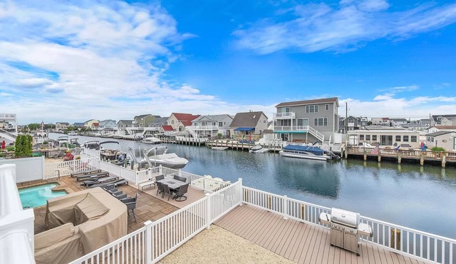 Cozy Waterfront 4-bedroom house in Beach Haven West - New to the Market!