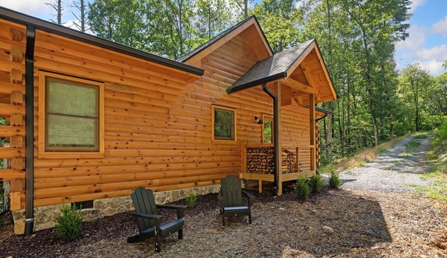 Creek & Cozy-Charming 2BR Creekside Cabin in Ellijay- AC, Fire Pit, Nature