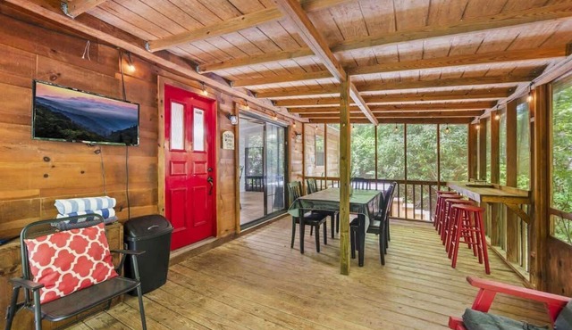Creekside Cabin~Jacuzzi~fire pit~screened porch