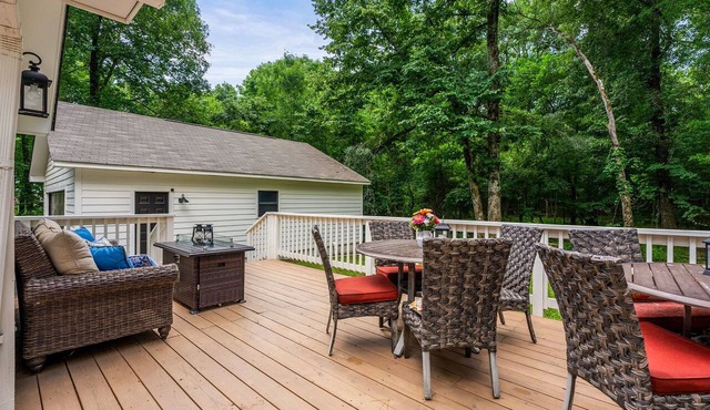 Creekside Cottage in Paron