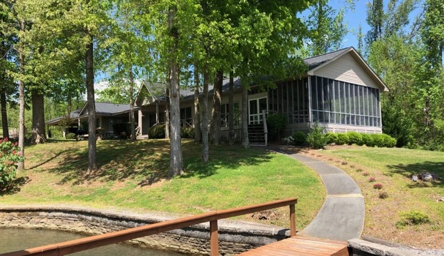 Crosswinds at Lake Guntersville (Lakefront w/dock)
