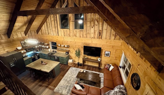 Custom Log Cabin Hot Tub Friendly Close to River,Wineries,Breweries