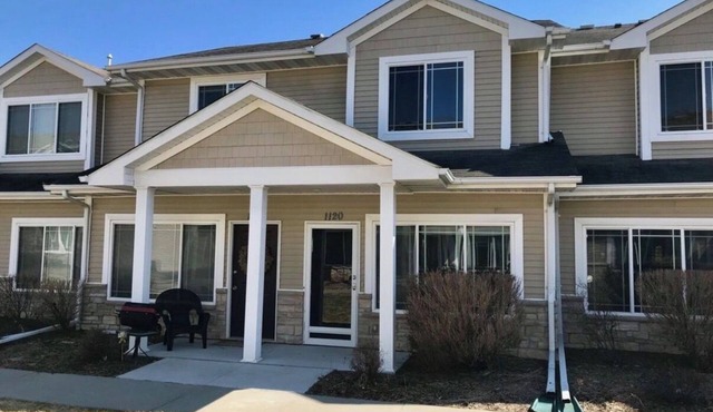 Cute 2-Bedroom, 2.5-Bathroom Townhome with 1-Stall Garage Right Off of I-35