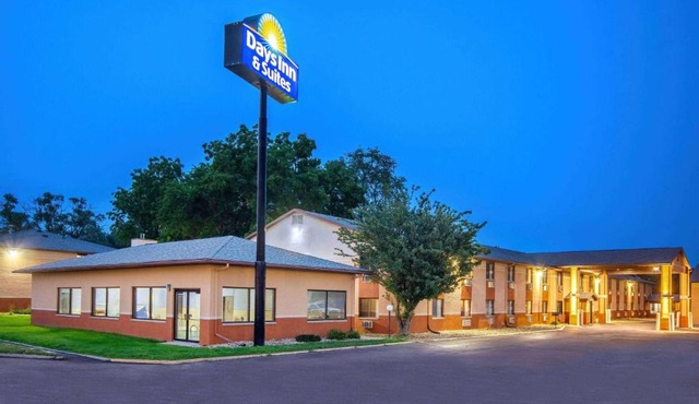 Days Inn & Suites by Wyndham Waterloo