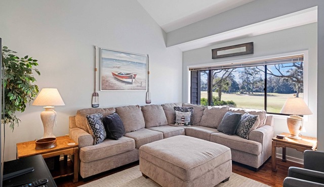 Daze Off! Stunning end unit villa with two bedrooms and loft. Two King Beds!