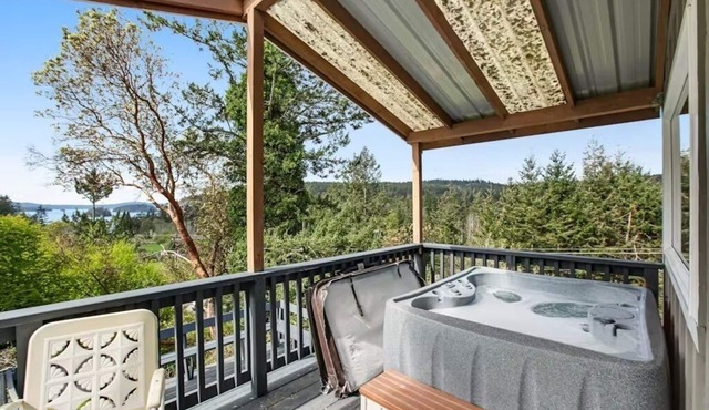 Deer Harbor Cottage on the Bluff in Eastsound