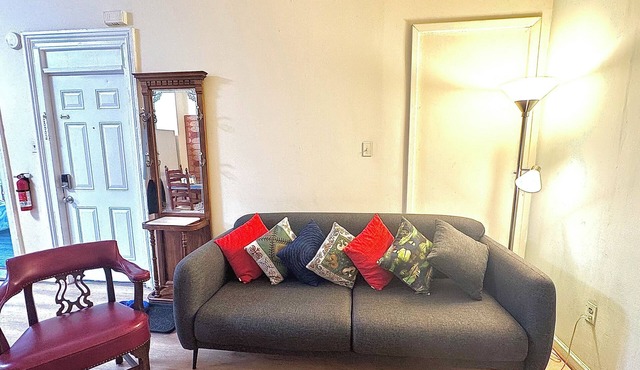 Delightful Apt Close to Path. Free Parking. 30 min to NYC/World Cup