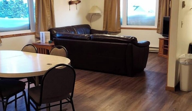 Deluxe 3 Bedroom Condo Ground Level 2 Bathroom #9