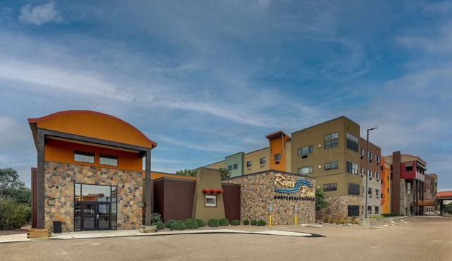 Deluxe King Suite, Stoney Creek Sioux, 2 Pools, Parking | Near 3rd St Landmarks
