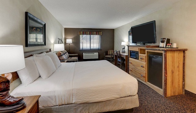 Des Moines Stay w/pool and Gym Onsite | 7 mi to Drake University