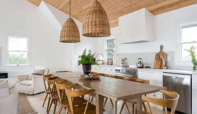 Designer Cottage~New Pool, Hot Tub, Walk to Beach