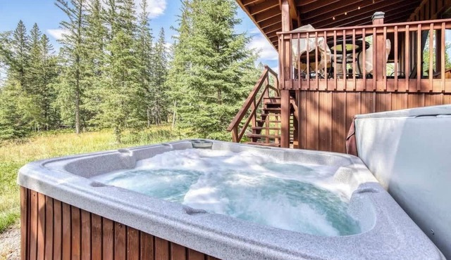 Dino’s Den – Cozy Cabin with Hot Tub, Sauna & Walk-to-Slopes Access
