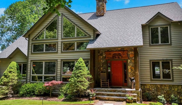 Discover Bear Trail in Boone, NC—a cozy 4-bedroom chalet perfect for 8 guests.