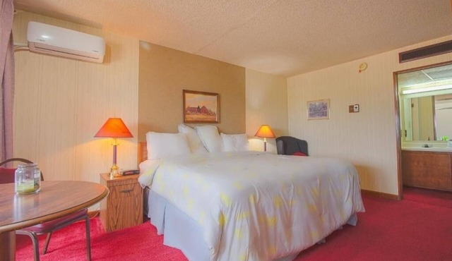 Discover King Unit, Free Parking, Pets Allowed; Steps Away From Cattlemans Cafe