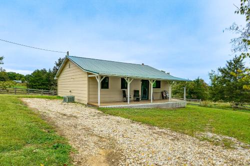 Dog-Friendly Cabin w/Yard Near Auxvasse Creek!