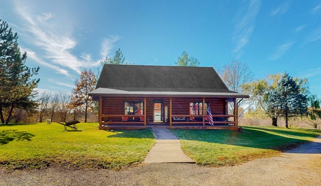 Dog-Friendly Rural cabin and loft with foosball table, W/D, near-by golf, WIFI