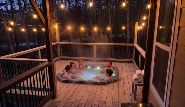 Dogwood Cottage with Private Fire Pit & Sleeps 6