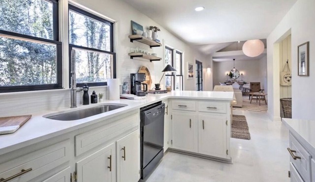 Downtown Alpharetta Chic Home! 'Hillside Haven' near Avalon, Firepit & Game Room