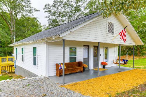 Downtown Heflin Cottage w/Deck & Fire Pit!