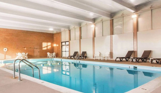 Downtown Omaha Stay – Steps from Old Market, Zoo, Riverfront, Pool & Breakfast