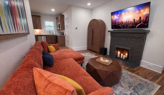 Downtown Woodstock Bungalow |Couples Getaway|Music