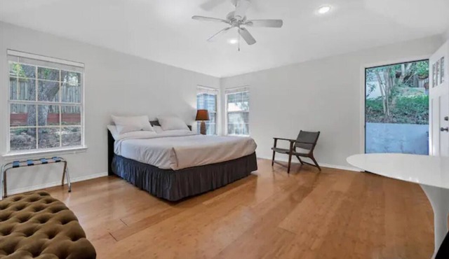 East Side Studio with Private Yard and Kitchenette
