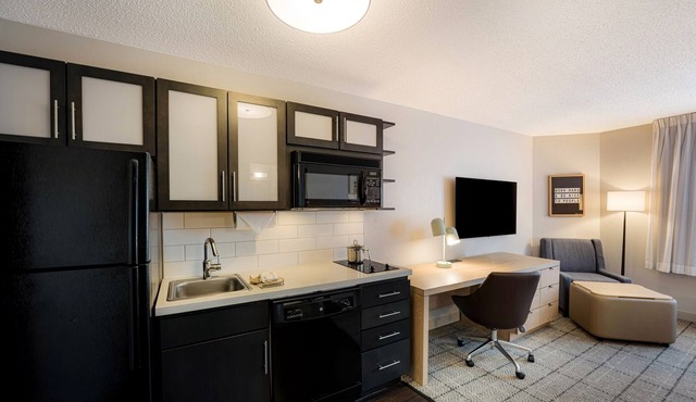 Easy Access to Local Attractions! Unit w/Full Kitchen, On-site Parking!