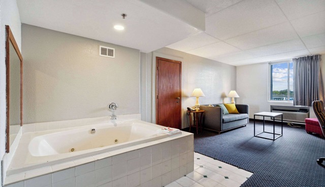 Econo Lodge Inn & Suites Waterloo Downtown