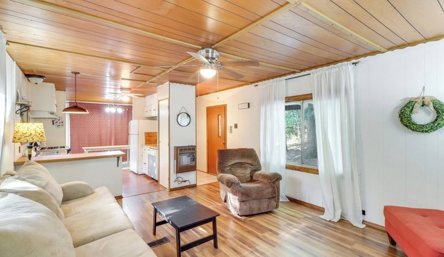 Edgemont Home w/Deck ~ 9 Mi to Greers Ferry Lake! in Edgemont