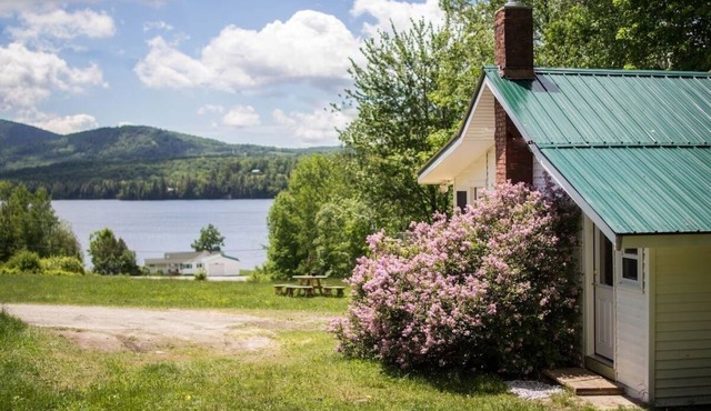 Edgeview Cottage - Willoughby Lake View and Private Beach Access
