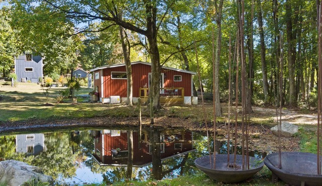 Edith's House-cottage on the pond, steps to downtown