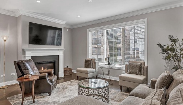 Elegant Condo-Steps from Wrigley Field, 32 Nights condo