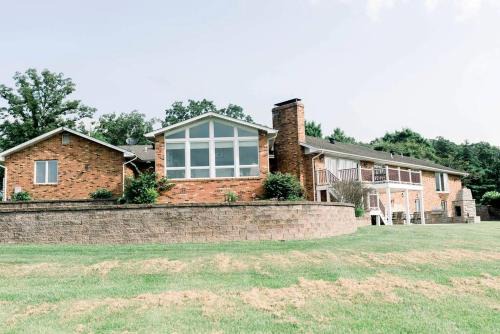 Elegant Glamping Vacation Rental in Missouri - Tranquil Getaway Suitable for 10 People near Owensville