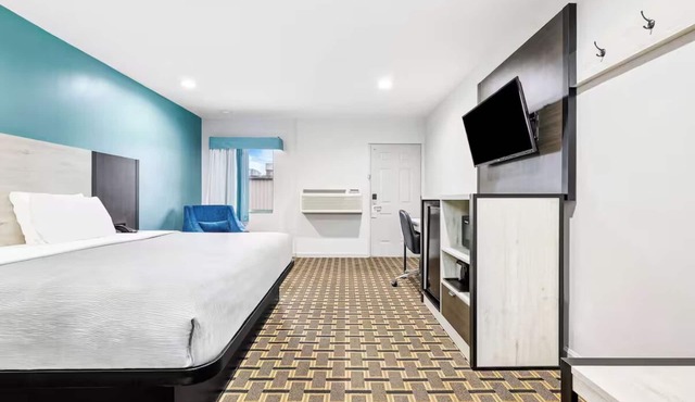 Elegant King Room w/Free Parking near Huntsville Museum of Art. 3.0 miles away