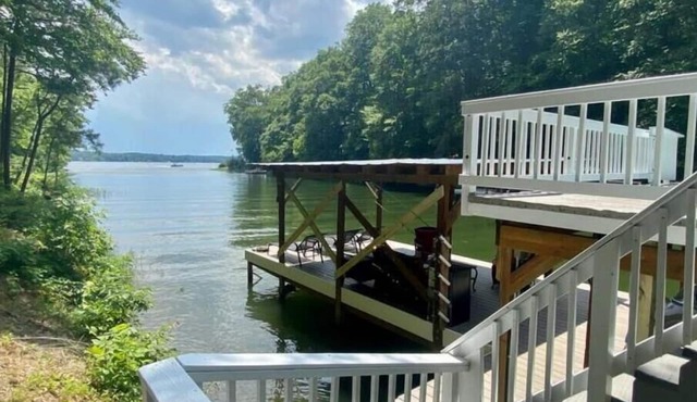 Enjoy Lake Gaston with our private dock and deep water. Available 7:6-7:11