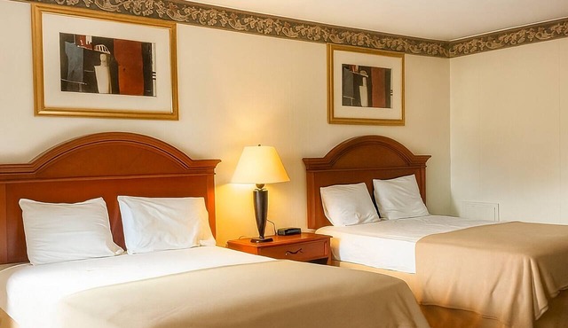 Enjoyable Stay For Sure! 4 Relaxing Units w/FREE Breakfast, Swimming Pool!