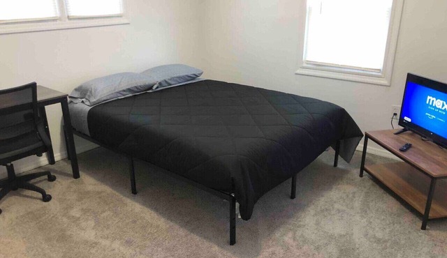 Entire 2-bedroom house, driveway parking, 15-minute walk to Avenel NYC train