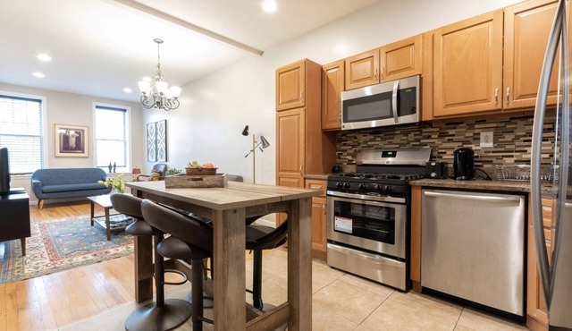 Entire Brownstone Duplex 3 BR/2 Bath 15 minutes to NYC
