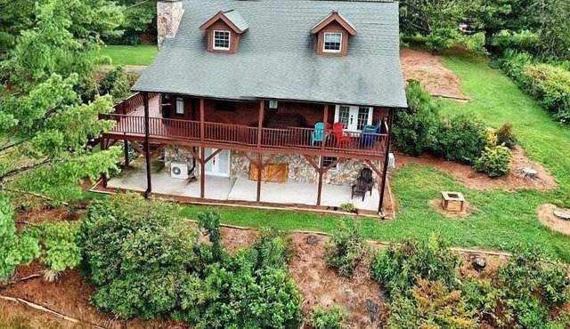 Escape to Mountain Dreams in West Jefferson, NC: A cozy 4-bedroom cabin for 10!