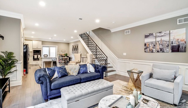 Exceptional Downtown Townhome w/Roofdeck -4Bd/3Bth