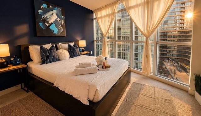 Executive 2BR Apartment in Downtown | Lake View | Free Parking in Toronto