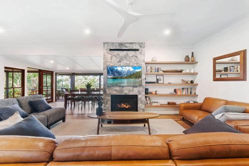 Executive Paradise High on Hill with Incredible Views, Firepit & Games Perfect for groups of Family and Friends in Balmoral Ridge