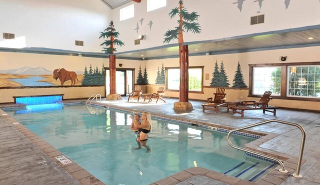 Expanded King Bunk Bed Suite, Stoney Creek St. Joseph, Heated Pool!
