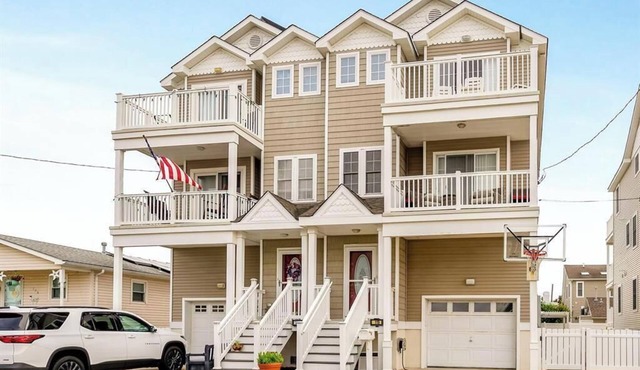 EXPANSIVE ISLAND TOWNHOME w LARGE PRIVATE YARD Discounted 7day Stays