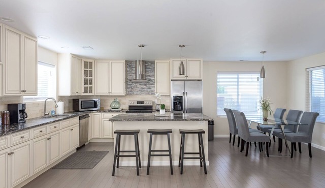 EXPLORE CO-Perfect for fams/groups. Close to DIA.