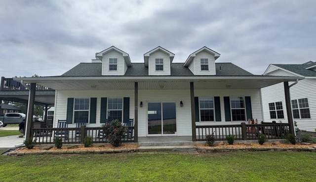 Fabulous 3-bedroom Lake lodge with AC in charming Eufaula
