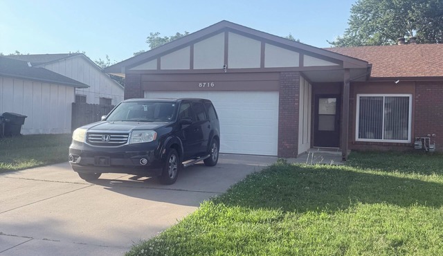 Fabulous 4-bedroom townhome with AC in vibrant Wichita