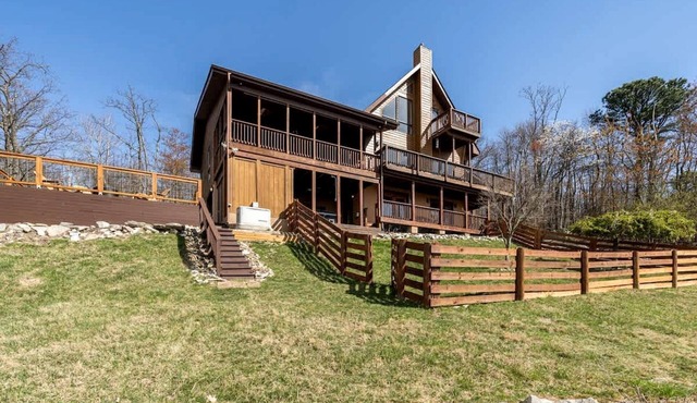 Family and Pet Friendly Cabin with Mountain Views, a Hot Tub, and Access to the Appalachian Trail, Perfect for a Weekend Getaway