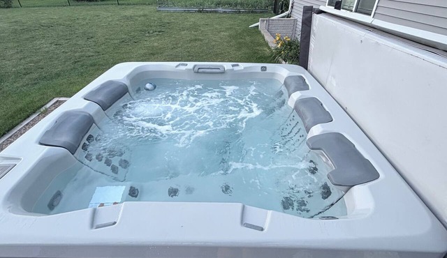 Family friendly 5-bedroom house in marvelous Iowa City with hot tub and fire pit