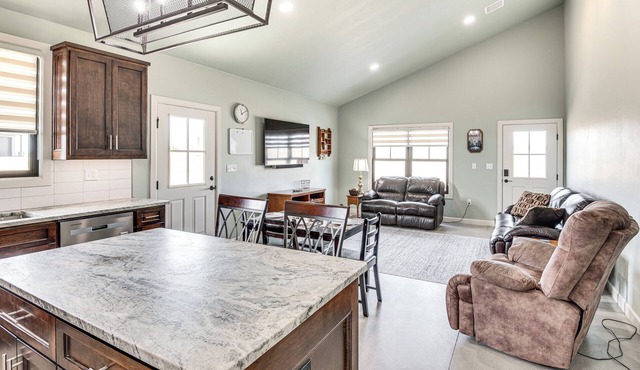 Family-friendly Apt w/Lake Views in Ponca City!